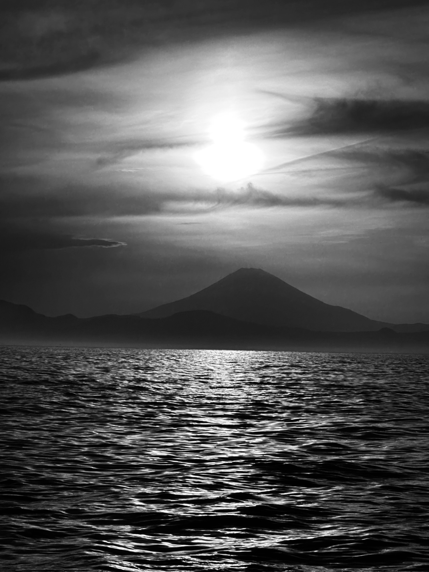三浦半島から望む富士山と夕日（モノクロ）